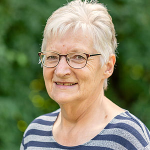 Brustportrait der Ansprechpartnerin des Seniorenbeirates, Renate Gretzbach, vor einem grünen Hintergrund.